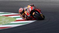 Pembalap Repsol Honda, Marc Marquez beraksi pada kualifikasi MotoGP Italia  2018. (FILIPPO MONTEFORTE / AFP)