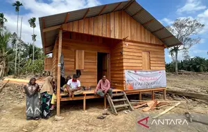 Penyintas banjir di Desa Geudumbak, Kecamatan Langkahan, Aceh Utara, mulai menempati hunian sementara berbahan kayu di Aceh Utara, Selasa (27/1/2026). Sumber foto: ANTARA/Harianto
