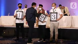Ketua Umum BPD HIPMI Jaya, Sona Maesana memberi selamat kepada balon ketua umum usai pengambilan nomor urut pada pemilihan BPC Se-DKI Jakarta Raya periode 2021-2024 di The Tribrata Darmawangsa Jakarta, Selasa (16/11/2021). (Liputan6.com/HIPMI Jaya)