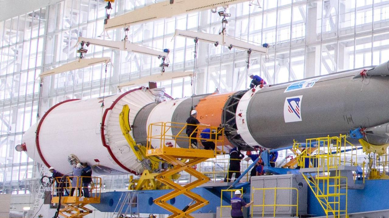 Luna-25 akan diluncurkan dengan pendorong Soyuz-2 Fregat dan menjadi pendarat pertama yang tiba di Kutub Selatan bulan, kata Roscosmos.