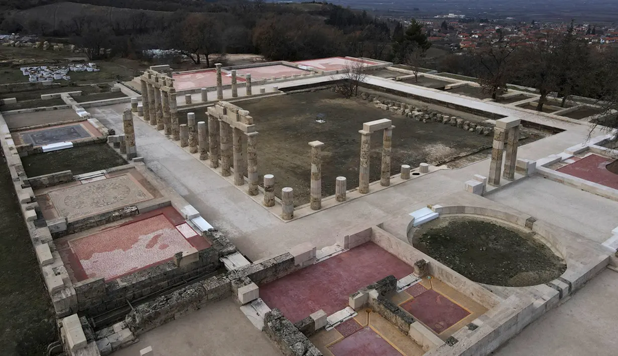 Istana ini merupakan salah satu monumen klasik terpenting di dunia, karena di sinilah Alexander Agung dinobatkan sebagai Raja Makedonia lebih dari 2.300 tahun lalu. (AP Photo/Giannis Papanikos)
