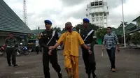 Prada DP. terduga pelaku mutilasi VO ditangkap tim Pomdam II/Sriwijaya di salah satu padepokan di Banten (Liputan6.com / Nefri Inge)