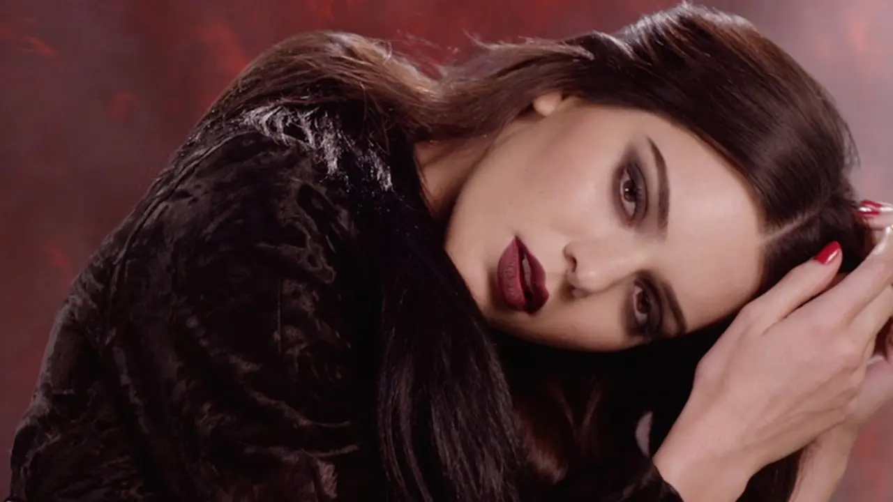 20151225-Kendall Jenner Seksi Ber-lingerie untuk Kalender Love