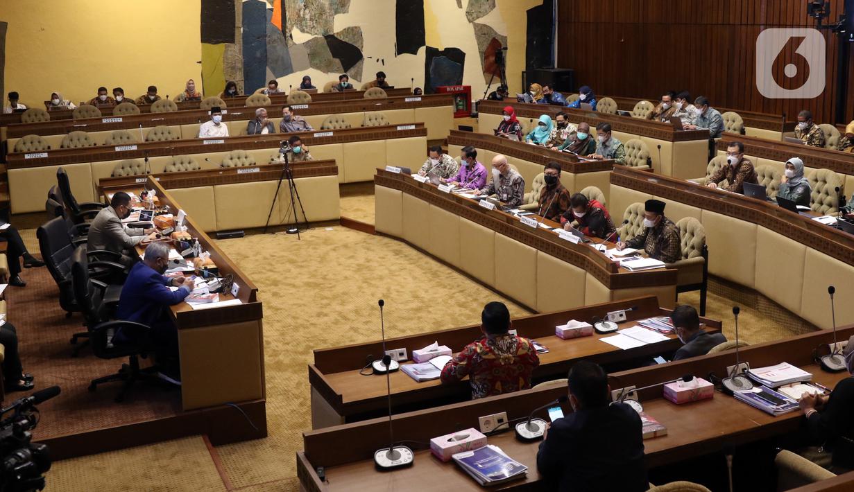 Suasana saat Menteri Pendayagunaan Aparatur Negara dan Reformasi Birokrasi Tjahjo Kumolo rapat dengar pendapat dengan Komisi II DPR di Kompleks Parlemen, Jakarta, Kamis (7/4/2022). Rapat membahas evaluasi pelaksanaan program dan anggaran tahun 2021. (Liputan6.com/Angga Yuniar)