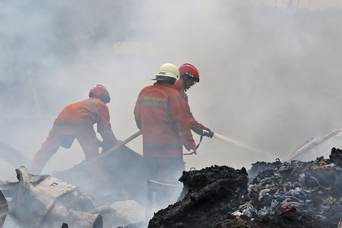 Pemadaman Kebakaran Pabrik Penggilingan Kapas