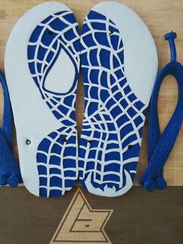 Sandal jepit dengan ukiran keren (foto: Instagram/@luxman_art)