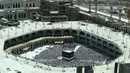 Umat Muslim melaksanakan salat dengan menghadap Kakbah di Masjidil Haram, Makkah, Arab Saudi, Kamis (16/8). Jutaan umat Islam dari berbagai negara semakin memadati Masjidil Haram menjelang puncak pelaksanaan ibadah haji. (AHMAD AL-RUBAYE / AFP)