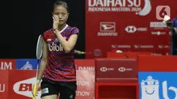 Pebulutangkis tunggal putri Indonesia, Fitriani saat melawan Han Yue (China) pada babak pertama Indonesia Masters 2020 di Istora GBK, Jakarta, Rabu (15/1/2020). Fitriani kalah dua set langsung 6-21, 17-21. (Liputan6.com/Helmi Fithriansyah)