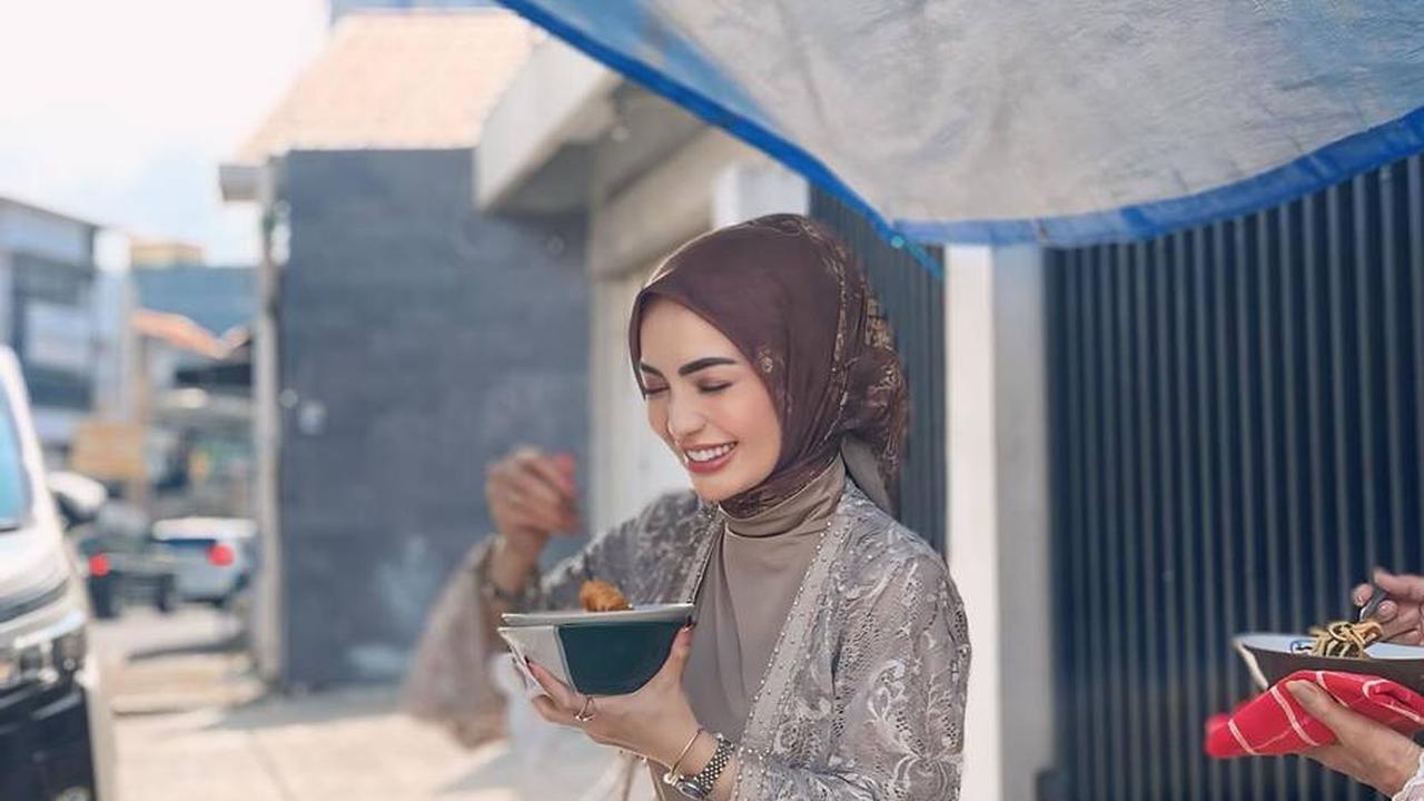 Pilihannya jatuh pada mie ayam abang-abang pinggir jalan yang pastinya murah dan merakyat.&nbsp;