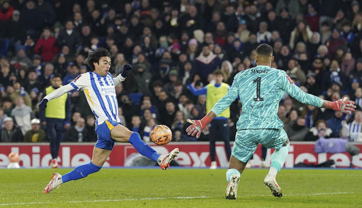 Pemain Brighton, Kaoru Mitoma mengontrol bola untuk mencetak gol ke gawang Chelsea dalam laga putaran keempat Piala FA 2024/2025 di Amex stadium, Brighton, Inggris, Minggu (09/02/2025) dini hari WIB. (AP Photo/PA/Gareth Fuller)