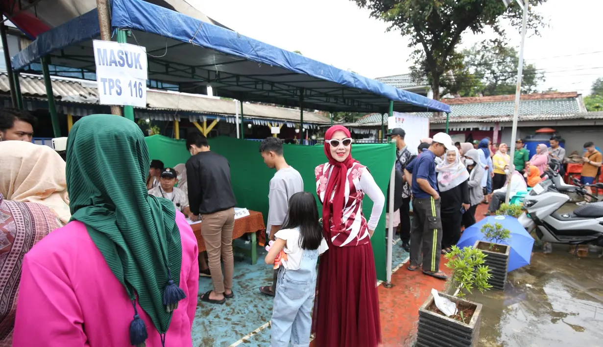 Aktris 31 tahun itu terlihat stylish mengenakan manset panjang warna putih yang dipadukan dengan vest bermotif bunga warna merah. [Foto: KLY/Bayu Herdianto]