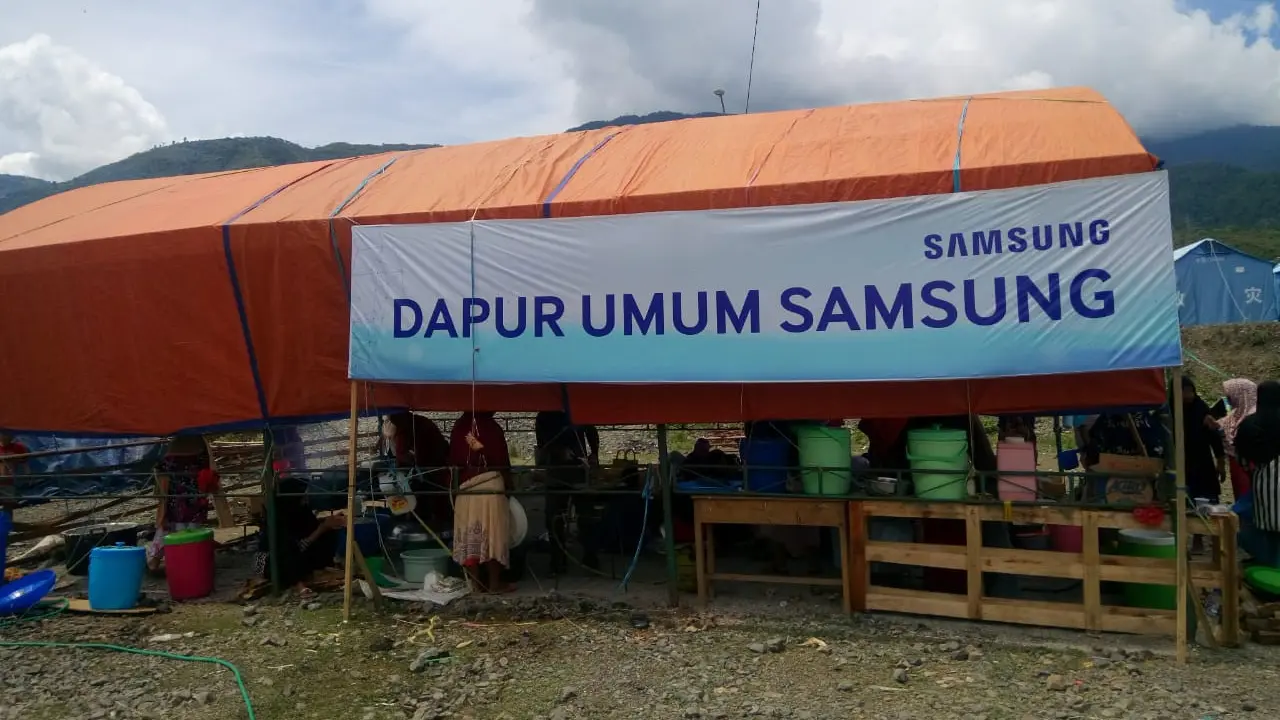 Dapur umum Samsung untuk pengungsi gempa Palu (foto: Liputan6.com/Sulung Lahitani)