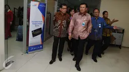 Dirut BNI Achmad Baiquni dan Dirut BRI Asmawi Syam (kiri) menghadiri peluncuran kartu pembayaran elektronik, Railpay, di Stasiun Juanda, Jakarta, Senin (19/12). PT KAI bekerjasama dengan tiga bank BUMN menerbitkan Railpay. (Liputan6.com/Gempur M Surya)