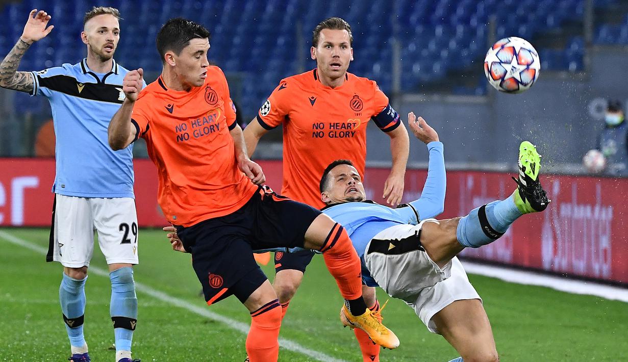 Bek Lazio, Luiz Felipe, berusaha menendang bola saat menghadapi Club Brugge pada laga Grup F Liga Champions di Olympic Stadium, Rabu (9/12/2020) dini hari WIB. Lazio bermain imbang 2-2 melawan Club Brugge. (AFP/Tiziana Fabi)