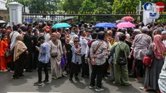 Antrean panjang warga yang hendak memasuki Istana Negara di Jakarta, Rabu (10/4/2024). (Liputan6.com/Angga Yuniar)