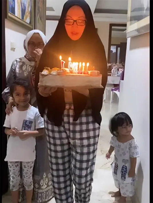 9 September merupakan tanggal kelahiran putranya Keanu Massaid. Keanu lahir pada tahun 2009 silam, setelah itu, Angelina dua kali keguguran. Keanu merupakan anak pernikahannya dengan aktor yang juga politisi mendiang Adjie Massaid. [Instagram/angelinasondakh09]