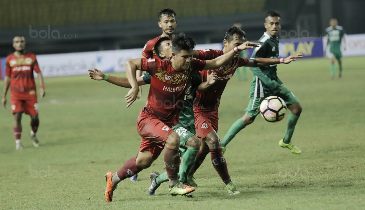 Pemain Kalteng Putra FC menghadang pemain PSMS Medan pada laga Liga 2 Indonesia di Stadion Patriot, Bekasi, Kamis, (9/11/2017). PSMS Medan menang 2-1 atas Kalteng Putra FC. (Bola.com/M Iqbal Ichsan)