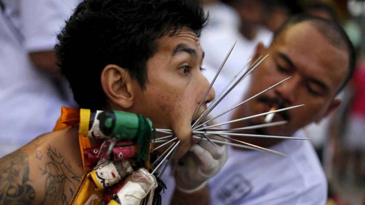 Festival debus ala Thailand ini bikin merinding