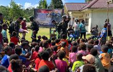 Momen HUT ke-79 TNI, Satgas Habema Bagikan Bantuan ke Warga Perbatasan RI-PNG