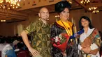 Aktivis Waria Indonesia, Yulianus Rettoblaut alias Mami Yuli berfoto bersama kerabat usai acara wisuda di salah satu perguruan tinggi di Jaksel, Rabu (9/9). Mami Yuli berhasil meraih gelar Master Hukum dengan predikat terbaik. (Liputan6.com/Helmi Afandi)