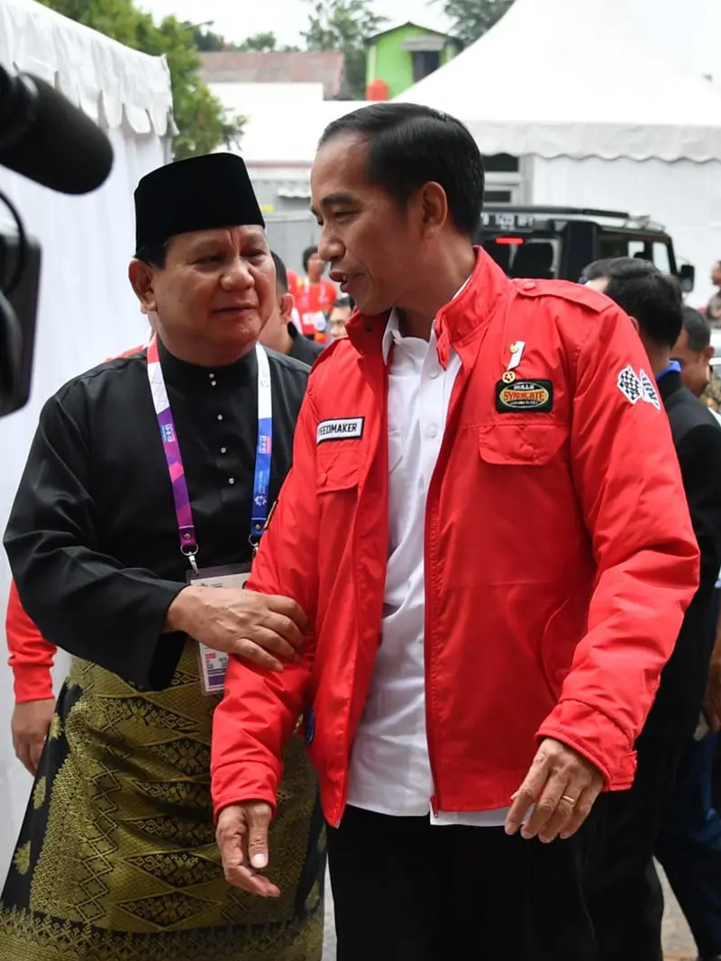 Potret Jokowi - Prabowo Peluk Atlet Silat Peraih Emas Asian Games 2018