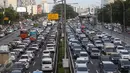 Kendaraan terjebak kemacetan saat melintas di tol dalam kota Jakarta, Jumat (23/12). Jelang akhir pekan serta libur Natal, kemacetan jam pulang kerja di jalan protokol Ibu Kota menjadi semakin parah.(Liputan6.com/Immanuel Antonius)