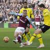 Meski berstatus sebagai tim tamu, Chelsea mampu tampil dominan dan langsung menekan tuan rumah sejak awal laga. Namun The Hammers bermain dengan disiplin dan juga efektif di laga ini. (AP/Alastair Grant)