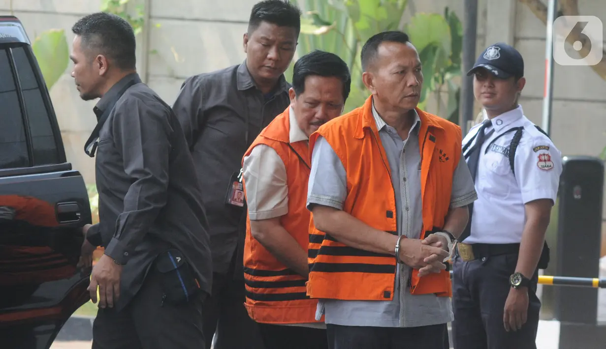 Mantan Ketua Komisi III DPRD Jambi Zainal Abidin dan Mantan Anggota Fraksi Partai Demokrat DPRD Jambi Effendi Hatta tiba di Gedung KPK, Jakarta, Senin (14/10/2019). Zainal  dan Hatta diperiksa sebagai tersangka terkait kasus dugaan menerima suap pengesahan APBD 2017-2018. (merdeka.com/Dwi Narwoko)