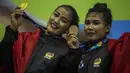 Pesilat Indonesia, Ketut Wilantari dan Ni Made Yanti, meraih emas pada Invitation Tournament cabang pencak silat di Padepokan Pencak Silat, Jakarta, Rabu (14/2/2018). Event ini merupakan persiapan Asian Games 2018. (Bola.com/Vitalis Yogi Trisna)
