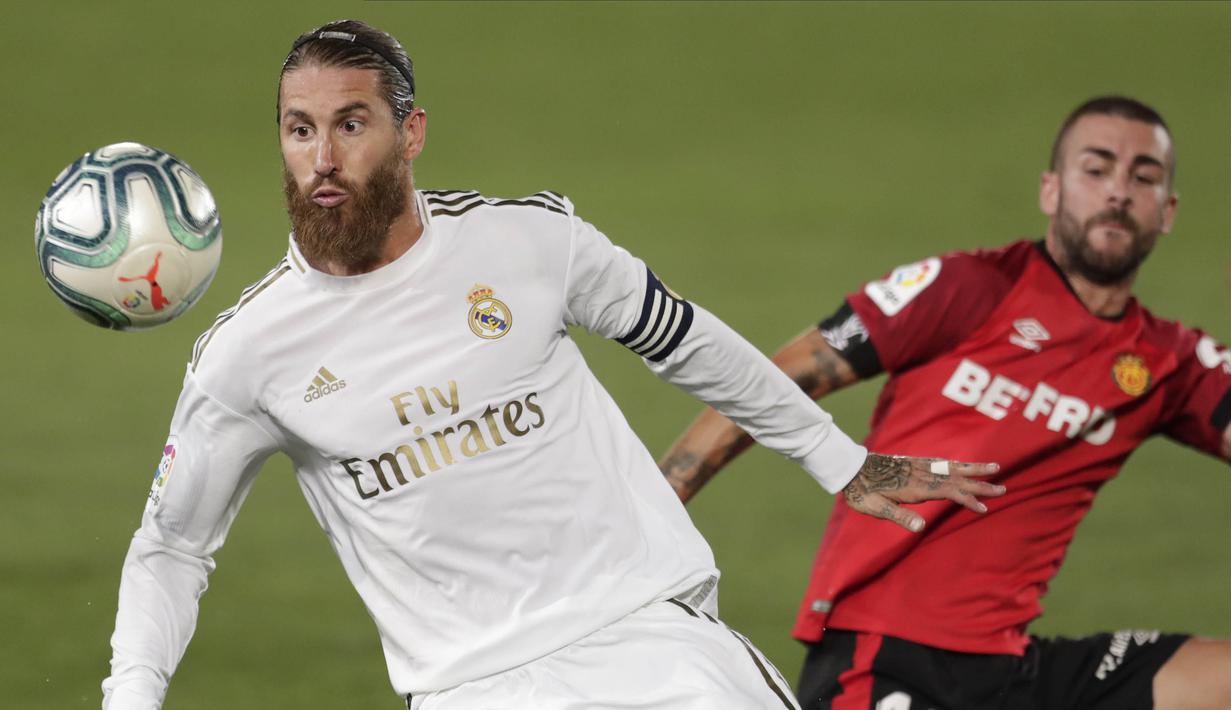 Selama 16 tahun, Sergio Ramos tidak pernah meninggalkan Real Madrid sekalipun. Ia sudah menjadi pemain penting sedari menjalani laga debutnya. Total 671 laga telah Ramos mainkan di semua kompetisi bersama Los Merengues. (AP/Bernat Armangue)