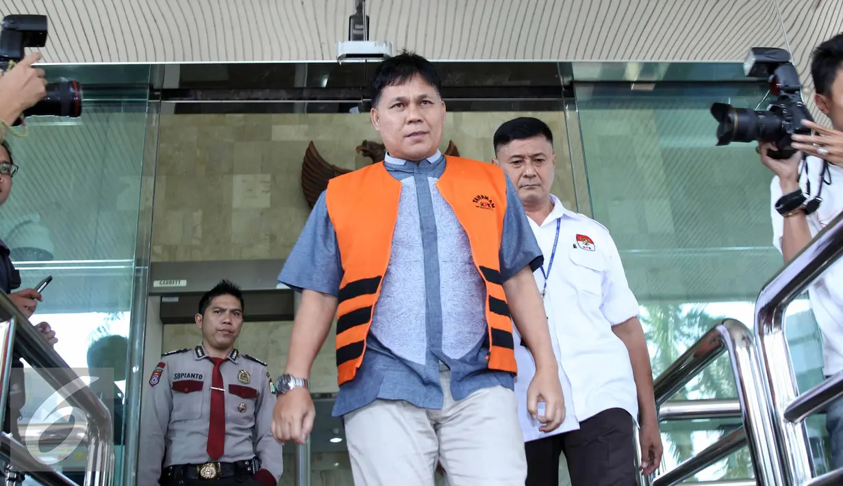 Adam Munandar berjalan menuju mobil tahanan usai menjalani pemeriksaan perdana, Jakarta, Jum'at (26/6/2015). Adam ditangkap bersama Kepala Dinas PPKAD, Syamsudin Fei dan Kepala Bappeda Kabupaten Muba Faisyar . (Liputan6.com/Helmi Afandi)