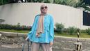 Kemeja oversized juga bisa di-styling secara simple namun menghasilkan look yang stylish seperti gaya hijab kasual Tya Ariestya, kuncinya bermain pada warna bold. (Foto: Instagram Tya Ariestya)