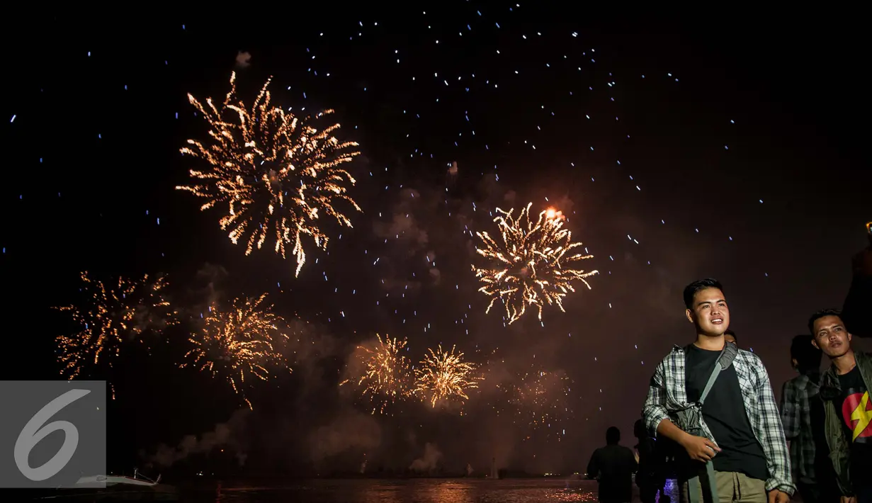 Kemeriahan kembang api menghiasi malam pergantian tahun 2017 di Pantai Lagoon, Ancol, Jakarta (1/1). Antusiasme warga menyambut tahun 2017 diramaikan dengan pesta kembang api di sejumlah sudut Ibu Kota. (Liputan6.com/Gempur M. Surya)