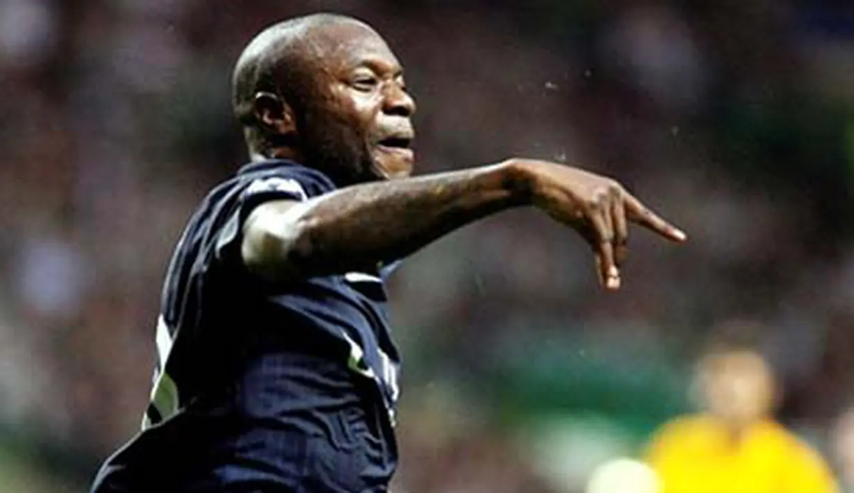 Bek Arsenal, William Gallas merayakan gol pertama ke gawang Celtic di leg pertama play-off Liga Champions League yang berlangsung diCeltic Park, Glasgow, 18 Agustus 2009. AFP PHOTO/GRAHAM STUART