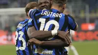 Dua pemain Inter Milan, Lautaro Martinez dan Marcus Thuram, merayakan gol ke gawang Bologna dalam laga giornata 19 Serie A Liga Italia yang digelar di Giuseppe Meazza, Kamis (16/1/2025) dini hari WIB. Inter Milan menang 2-1 atas Bologna dalam pertandingan ini. (AP Photo/Luca Bruno)