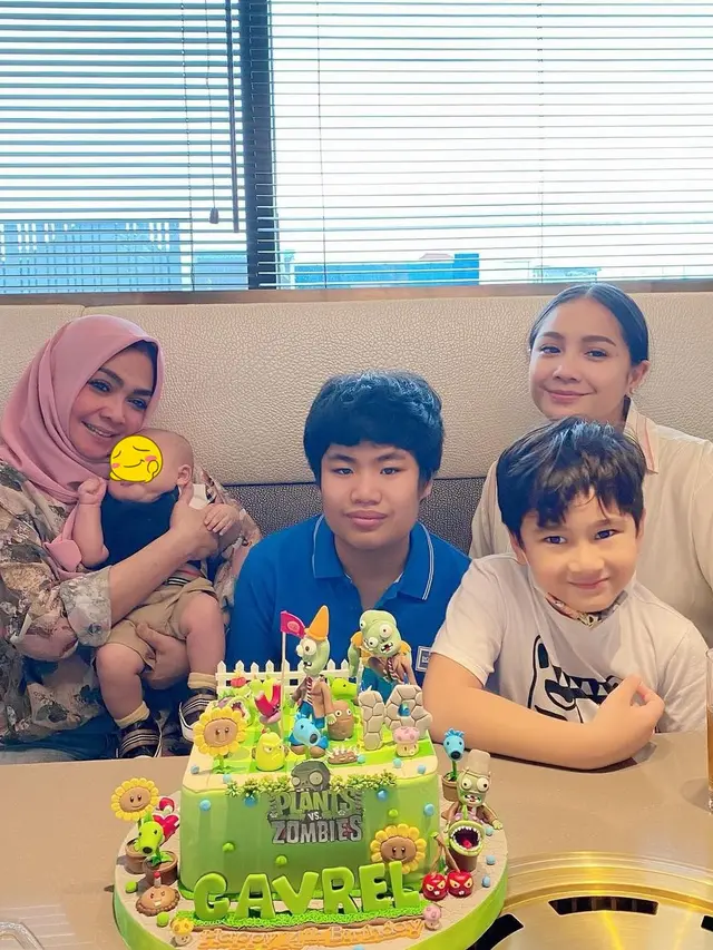 5 Momen Ulang Tahun Gavrel Anak Angkat Rieta Amalia, Kompak Bareng Rafathar