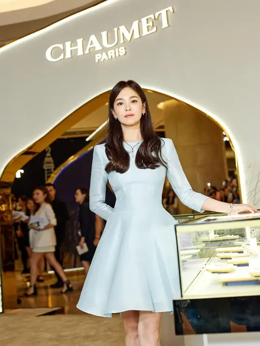 <p>Bintang serial The Glory ini juga berpose dengan anggun di sisi etalase perhiasan Chaumet. Kecantikan Song Hye Kyo memang kerap disebut tak lekang oleh waktu. (Foto: Instagram/ kyo1122)</p>