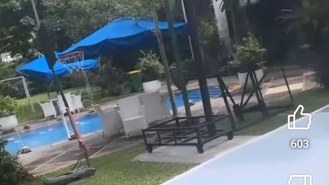 5 Potret Terbaru Halaman Belakang Istana Megah Nia Ramadhani, Akses ke Rumah Mertua - Ada Lapangan Basket Hingga Sepakbola