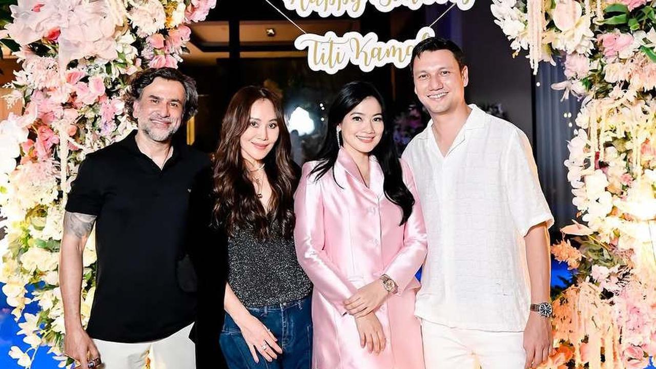 7 Potret Ulang Tahun Titi Kamal, Dirayakan di Rumah dengan Dekorasi Serba Pink - Dihadiri Jeremy Thomas hingga Tengku Dewi