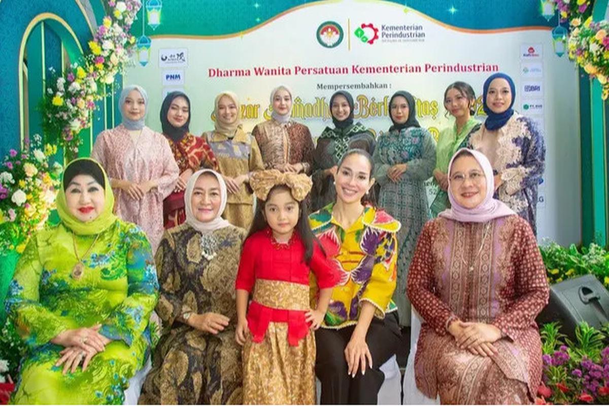 7 Model Baju Batik Loemongga Haoemasan, Jadi Inspirasi Gaya Formal dan Elegan Istri Menteri