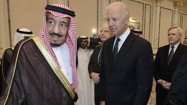 Wakil presiden AS saat itu, Joe Biden, kanan, menyampaikan belasungkawa kepada Pangeran Salman bin Abdel-Aziz atas kematian saudaranya Putra Mahkota Sultan bin Abdul-Aziz Al Saud, di istana Pangeran Sultan di Riyadh, Arab Saudi, 27 Oktober , 2011.