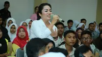 Andin Komalla bersama dengan Remikustik saat tampil di Sumatera Barat