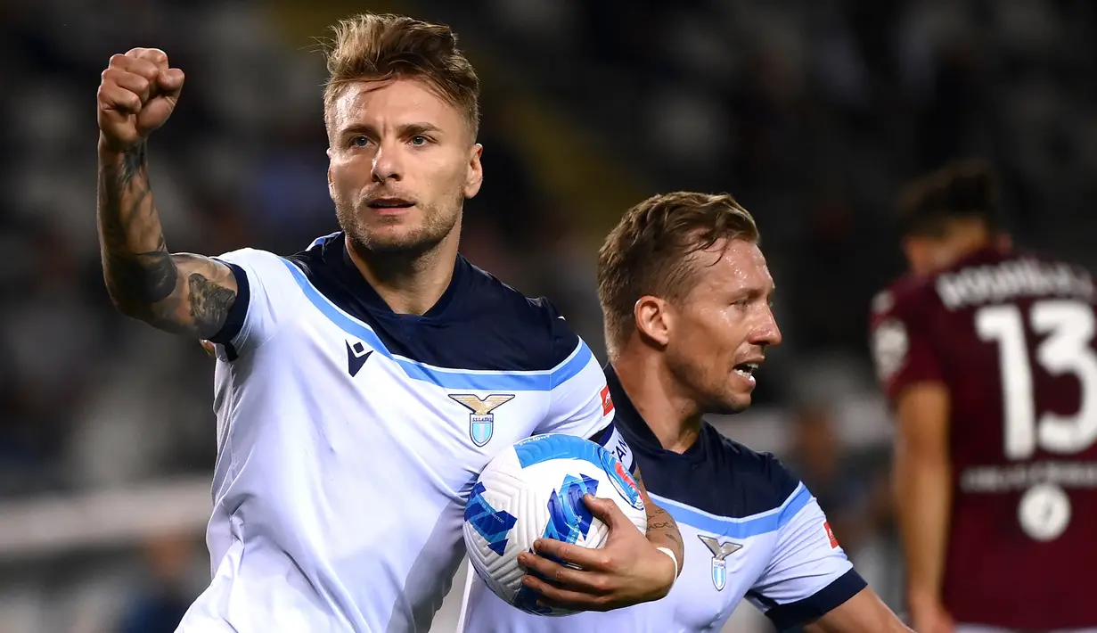 Ciro Immobile. Striker Italia berusia 32 tahun yang telah 6 musim bersama Lazio ini total mencetak 6 kali hattrick di serie A, 5 kali saat berseragam Lazio dan sekali bersama Torino. Hattrick terakhir saat ia mencetak 3 gol kala Lazio menang 6-1 atas Spezia (28/8/2021). (AFP/Marco Bertorello)