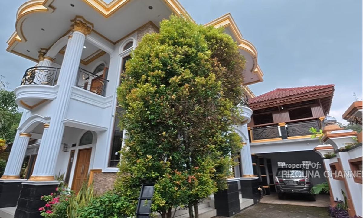 Hanya Bisnis Jual Beli Kambing, Wanita Cantik Ini Miliki Rumah Mewah di Pelosok desa Bak Istana di Dalamnya ada Foto Soekarno