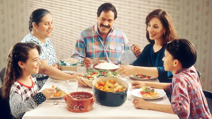 Contoh ilustrasi makan malam bersama keluarga