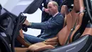 Pangeran William duduk di kursi pengemudi mobil McLaren 720S saat berkunjung ke McLaren Automotive Production Center di Woking (12/9). McLaren 720S ini adalah generasi kedua supercar dari pabrikan otomotif Inggris. (AFP Photo/Pool/Chris J Ratcliffe)