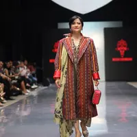 Lewat pergelaran busana “Simangulampe” Merdi Sihombing x Humbang Kriya, yang menjadi bagian dari perayaan 25 tahun karier Merdi di dunia fashion, mereka menghadirkan karya seni berbasis budaya dan keberlanjutan. [Dok/Merdi Sihombing].