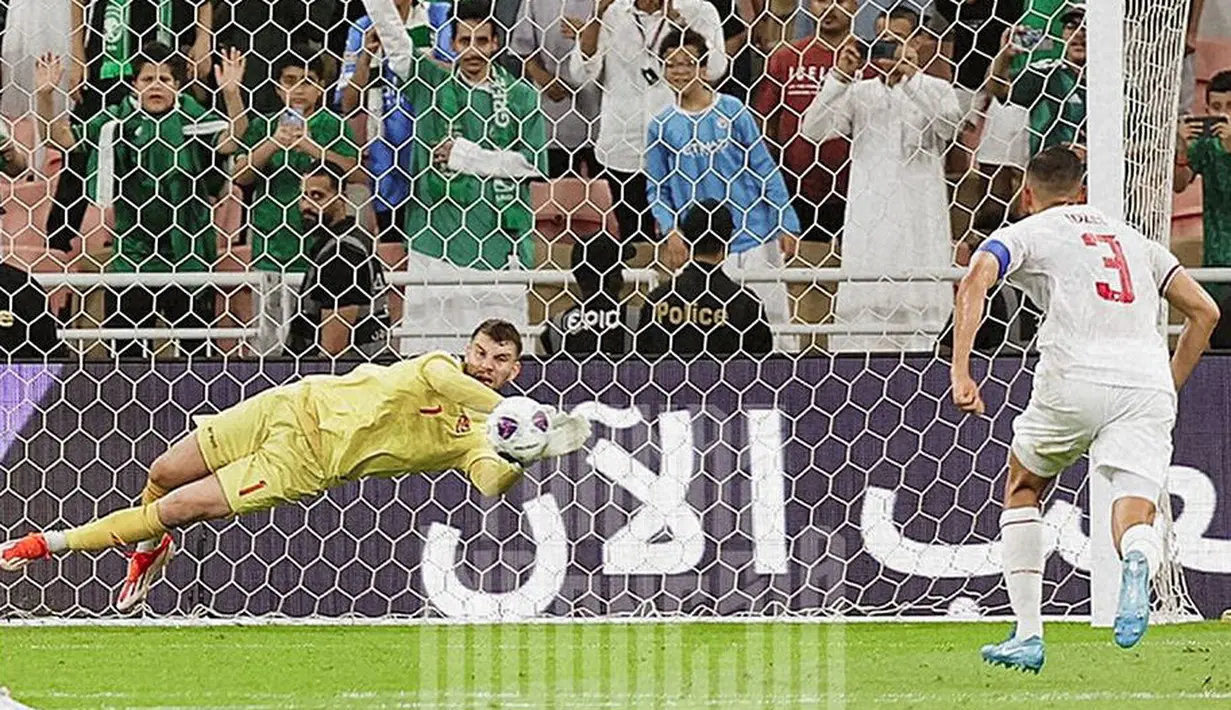 Kiper Timnas Indonesia, Maarten Paes berhasil menepis eksekusi penalti pemain Arab Saudi, Salem Al Dawsari pada laga matchday pertama putaran ketiga Kualifikasi Piala Dunia 2026 zona Asia Grup C di King Abdullah Sports City Stadium, Jeddah, Arab Saudi, Jumat (6/9/2024) dini hari WIB. (Instagram PSSI)