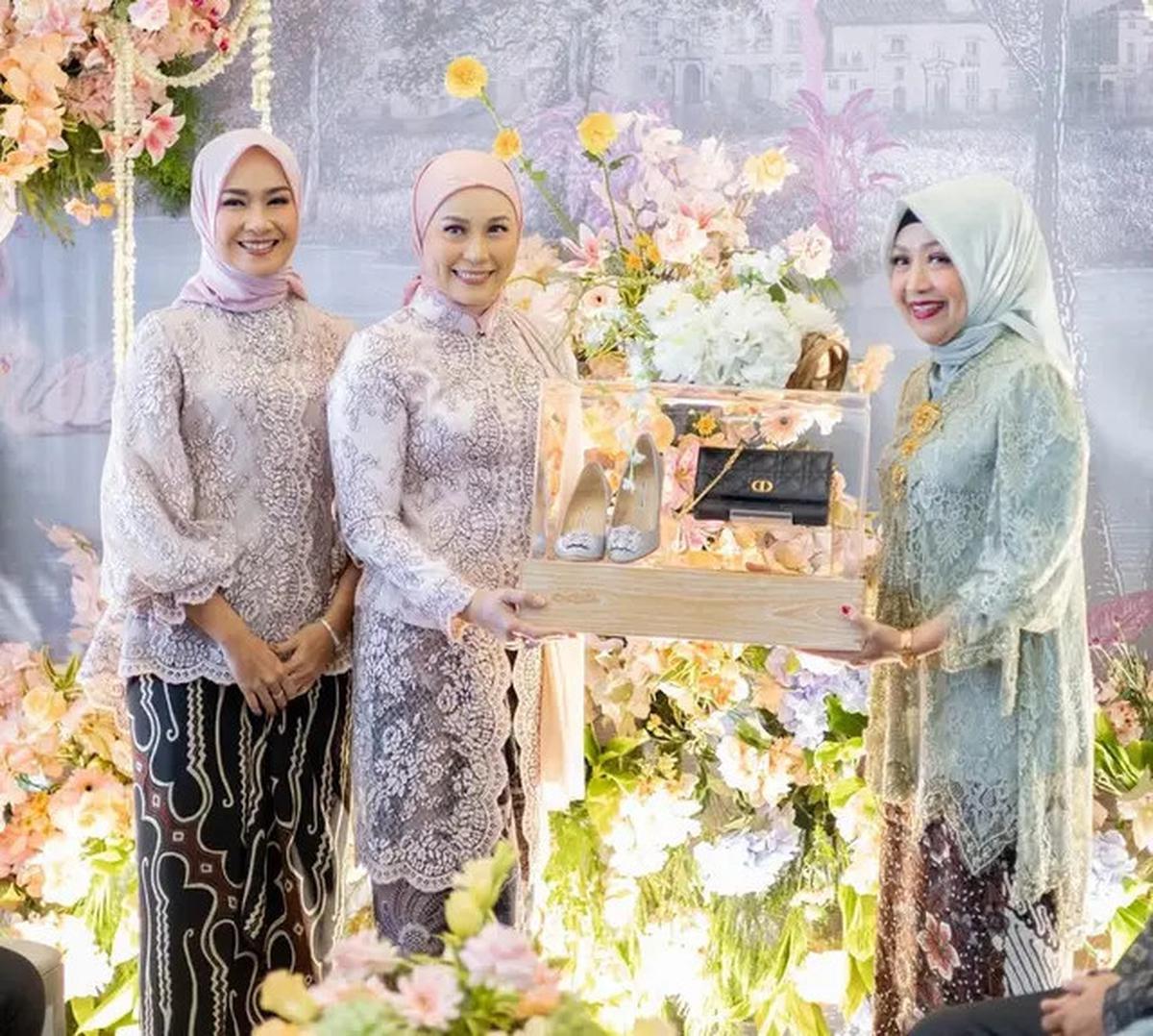 6 Potret Awet Muda Alya Rohali Kenakan Kebaya Ungu saat Acara Tunangan Putri Sulungnya