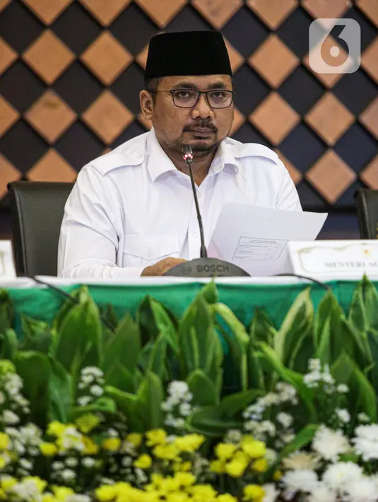 Menteri Agama Yaqut Cholil Qoumas memberikan konferensi pers di Gedung Kementerian Agama, Jakarta, Kamis (3/6/2021). Keputusan pembatalan pemberangkatan ibadah haji, salah satunya karena pemerintah Arab Saudi belum memberikan kuota haji kepada pemerintah Indonesia. (Liputan6.com/Faizal Fanani)